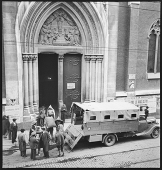 Ein «Ayuda Suiza»-Wagen nach der Fahrt Valencia-Madrid. Nahrungsmittel und Medikamente, von Valencia, werden in ein Kirchreninneres verstaut