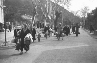 Spanische Flüchtlinge kommen in Le Perthus an