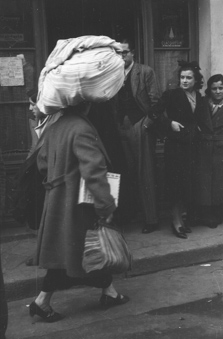 Eine Frau mit Gepäck auf dem Kopf auf der Strasse von Le Perthus