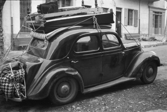 Ein vollbepacktes Auto vor dem Zoll