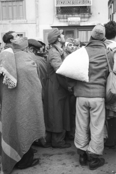 Spanische Flüchtlinge vor dem Zoll