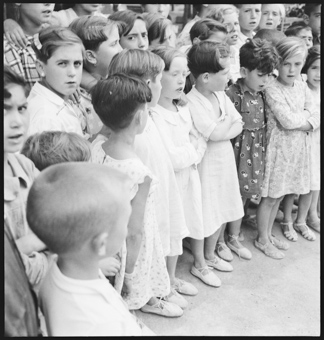 Flüchtlingskinder singen, stehend