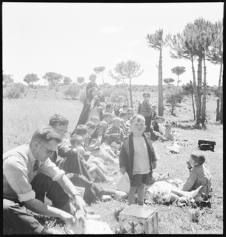 Flüchlingskinder mit Lehrern, bei einem Picknick