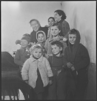 Elsa Ruth mit Kindern in einer Baracke