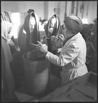 Ältere Frauen bekommen Suppe
