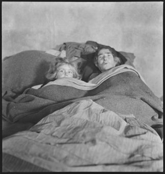 Ein junges Mädchen, liegend im Bett mit ihrem Grossvater