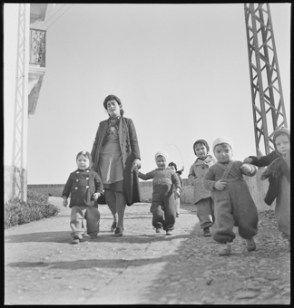 Zweiter Weltkrieg, französisches Kinder- und Mütterheim in Banyuls-sur-Mer, Aussenstation des Konzentrationslagers in Rivesaltes, betrieben von Schwestern der «Schweizer Hilfe» [gehört zur Reportage «In guten Händen», in: Sie + Er, 6. März 1942]