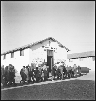 Vor der Schweizer Baracke in Rivesaltes