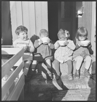 Kinder, essend, vor dem Kinderheim in Banyuls-sur-Mer