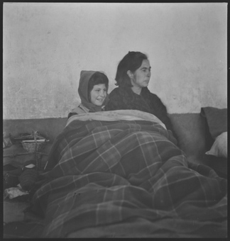 Mutter mit ihrem Kind in einem Bett