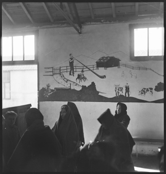 Kinder und Frauen in der Schweizer Baracke