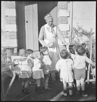 Kinder bekommen etwas zu Essen, von der Schwester Madeleine Durand, die das Kinderheim in Banyuls-sur-Mer leitet