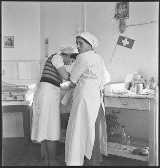 Die Pflegerin und Hebamme Anna Bucher mit der Schwester Maria García