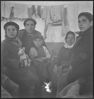 Eine Familie in einer Baracke