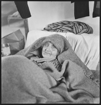 Ältere Frau, liegend im Bett