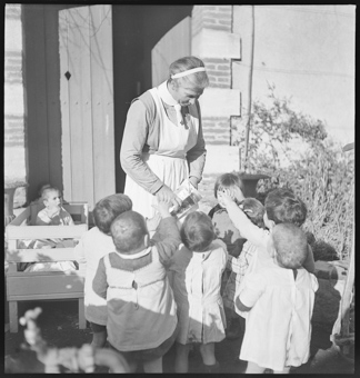 Kinder bekommen etwas zu Essen, von der Schwester Madeleine Durand, die das Kinderheim in Banyuls-sur-Mer leitet