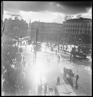 Menschen auf dem Platz «Puerta del Sol»