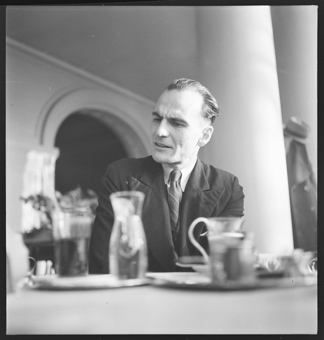 Rodolfo Olgiati in einem Gespräch