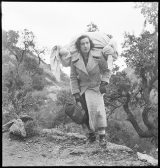 Eine Frau mit Gepäck bei Le Perthus