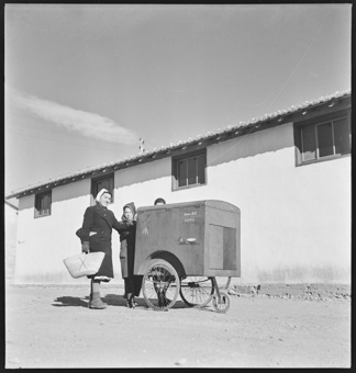 Friedel Bohny-Reiter mit dem Essenswagen 