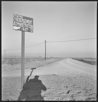 Beim Eingang des Lagers Rivesaltes (Schatten des Fotografen Paul Senn)