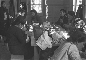 Strickende Mütter in der Maternité