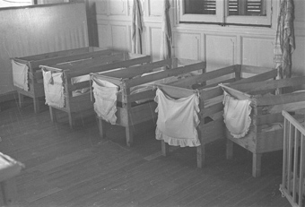 Kinderbettchen in der Maternité