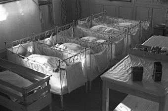 Kinderbettchen in der Maternité
