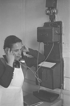 Elisabeth Eidenbenz am Telefon