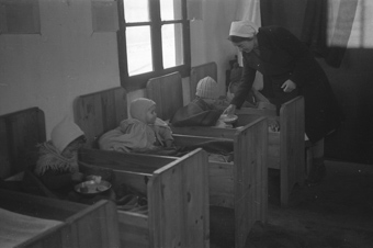 Zweiter Weltkrieg, französisches Internierungslager in Rivesaltes [abgebildet in der Reportage «Bist Du ein Mensch...», in: Schweizer Illustrierte Zeitung, 25. Februar 1942]