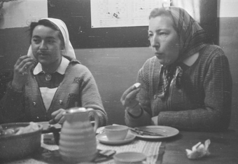 Elsbeth Ruth beim Morgenessen