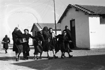 Frauen, laufend, im Internierungslager