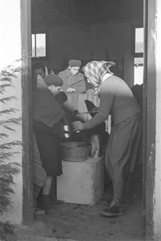 Elsa Ruth verteilt Essen in der Schweizer Baracke