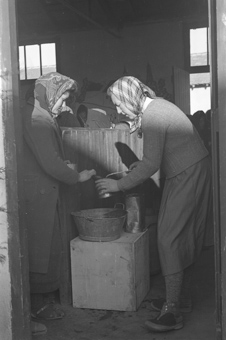 Elsa Ruth verteilt Essen in der Schweizer Baracke