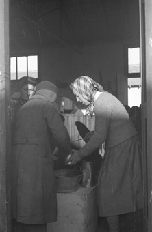 Elsa Ruth verteilt Essen in der Schweizer Baracke
