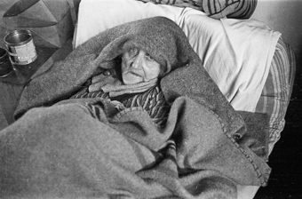 Ältere Frau, liegend im Bett