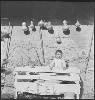 Ein Kind in einem Kinderbett vor dem Kinderheim in Banyuls-sur-Mer