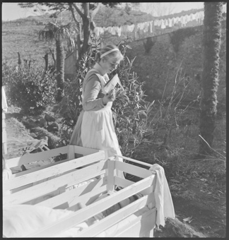 Schwester Madeleine Durand vor dem Kinderheim in Banyuls-sur-Mer