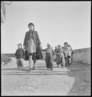 Zweiter Weltkrieg, französisches Kinder- und Mütterheim in Banyuls-sur-Mer, Aussenstation des Konzentrationslagers in Rivesaltes, betrieben von Schwestern der «Schweizer Hilfe» [abgebildet in der Reportage, in: 1. Mai 1942]