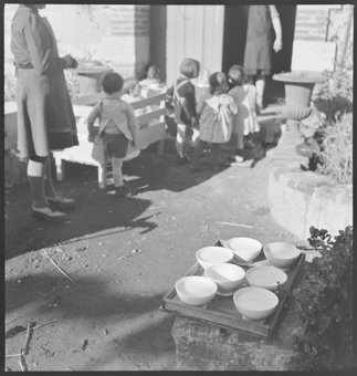 Kinder vor dem Pflegeheim in Banyuls-sur-Mer
