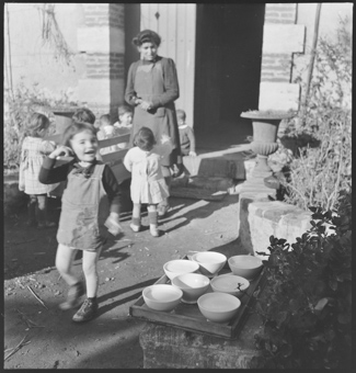 Kinder und eine Pflegerin vor dem Kinderheim in Banyuls-sur-Mer