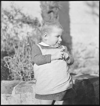 Ein Kleinkind vor dem Kinderheim in Banyuls-sur-Mer
