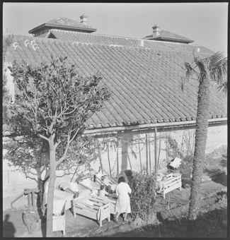 Kinderbettchen vor dem Pflegeheim in Banyuls-sur-Mer