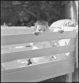 Kleinkind in einem Kinderbett