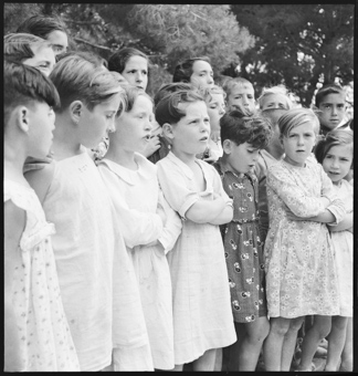 Flüchtlingskinder singen, stehend