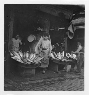 Türkei, Istanbul: Menschen; Gruppe von Fischhändlern und ihre Auslage