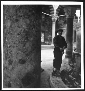 Türkei, Istanbul: Menschen; Mann im Innenhof einer Moschee