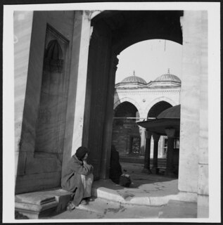 Türkei, Istanbul: Stadtansicht; Sitzender Mann vor Moschee