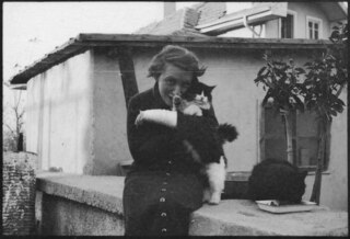 Türkei, Ankara: Menschen; Frau mit zwei Katzen