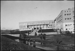 Türkei, Ankara: Landwirtschaftliche Hochschule; Gebäude mit Strasse im Vordergrund